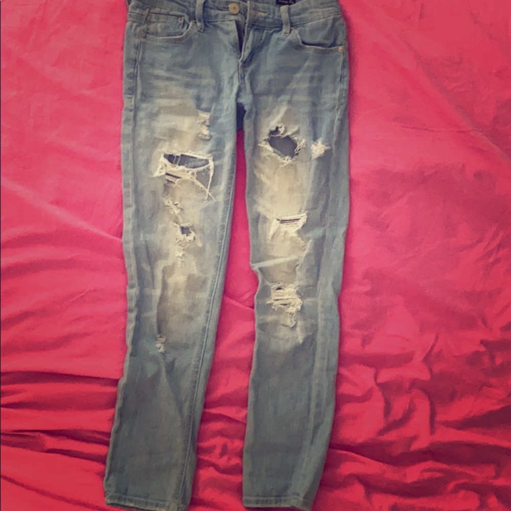 Short blue ripped skinned jeans